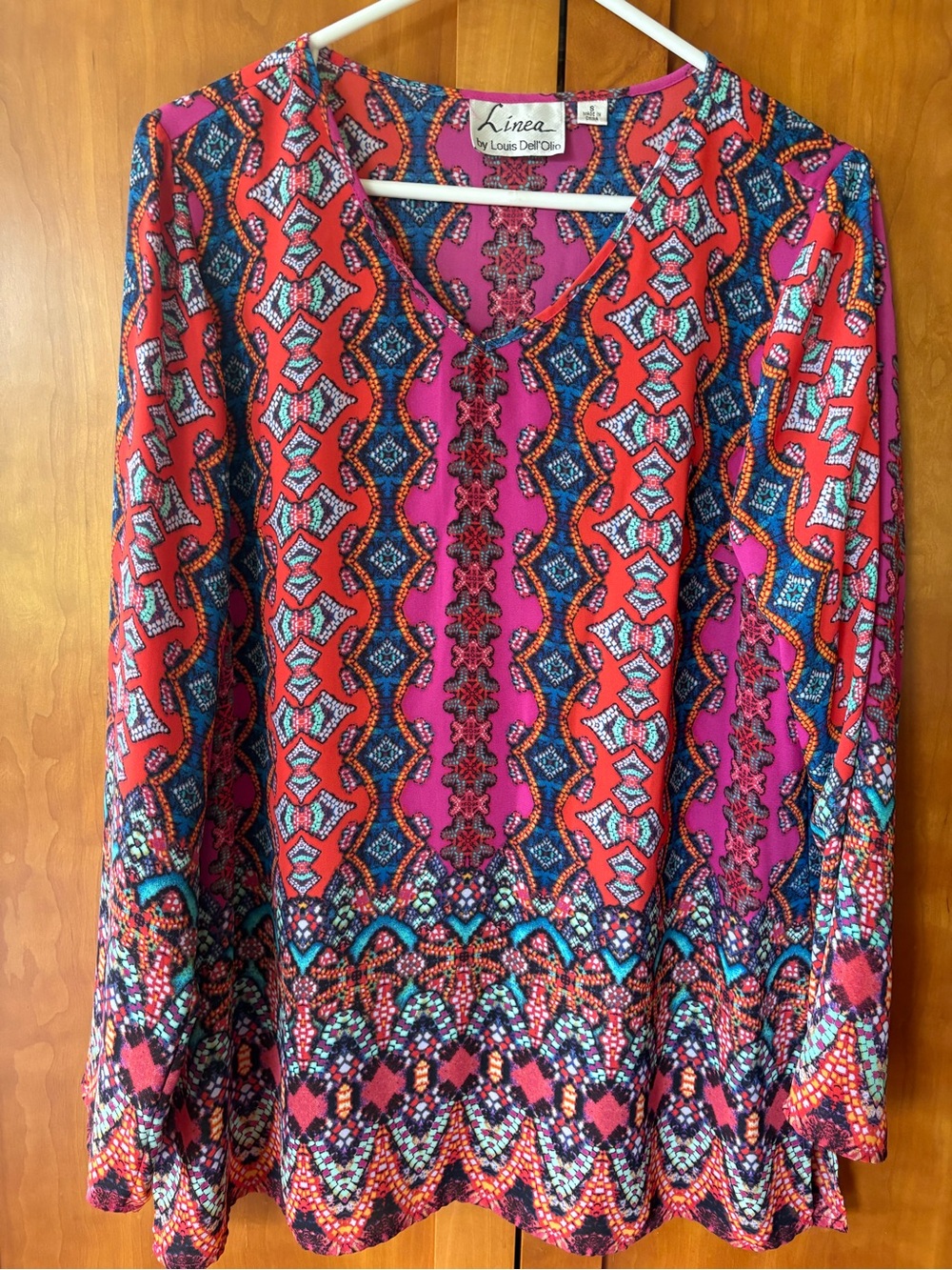 Linea by Louis Dell'Olio Red multicolor beautiful Printed V-Neck Blouse LIKE NEW